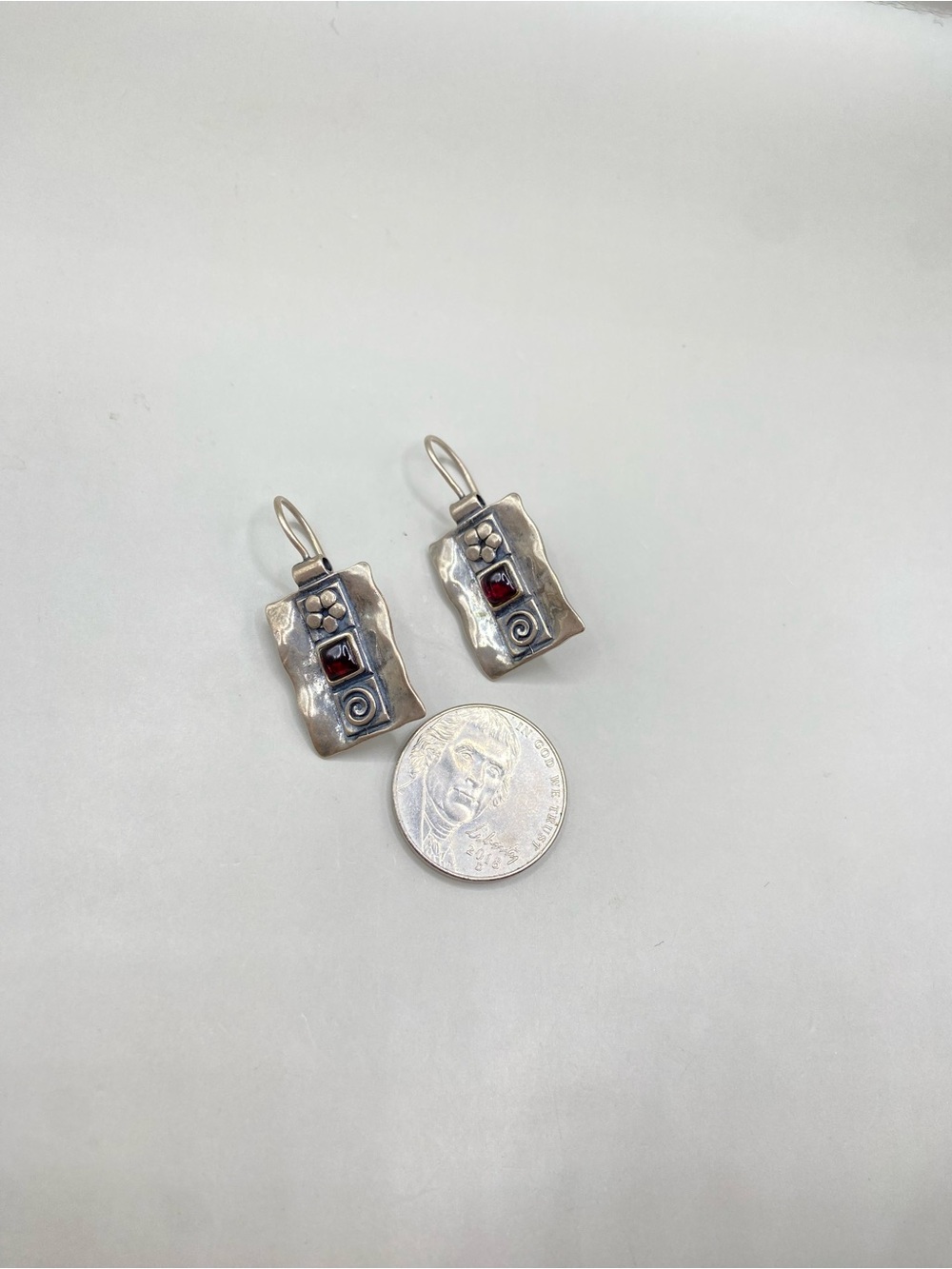 Vintage Silpada Sterling Silver Flower Garnet Swirl Hammered Earrings W0947 - Picture 4 of 5